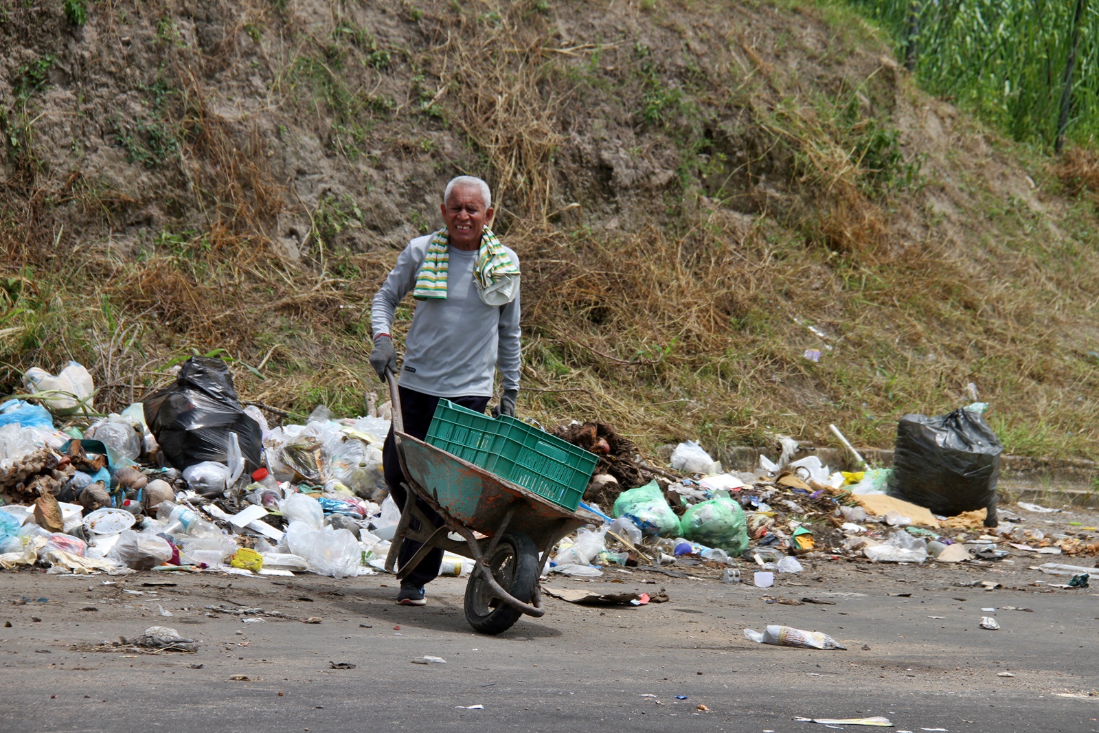 Convierten en un vertedero de basura improvisado La Principal de Los Tapiales II