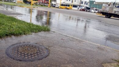 Reportan derrame de aguas blancas justo al frente del Polideportivo