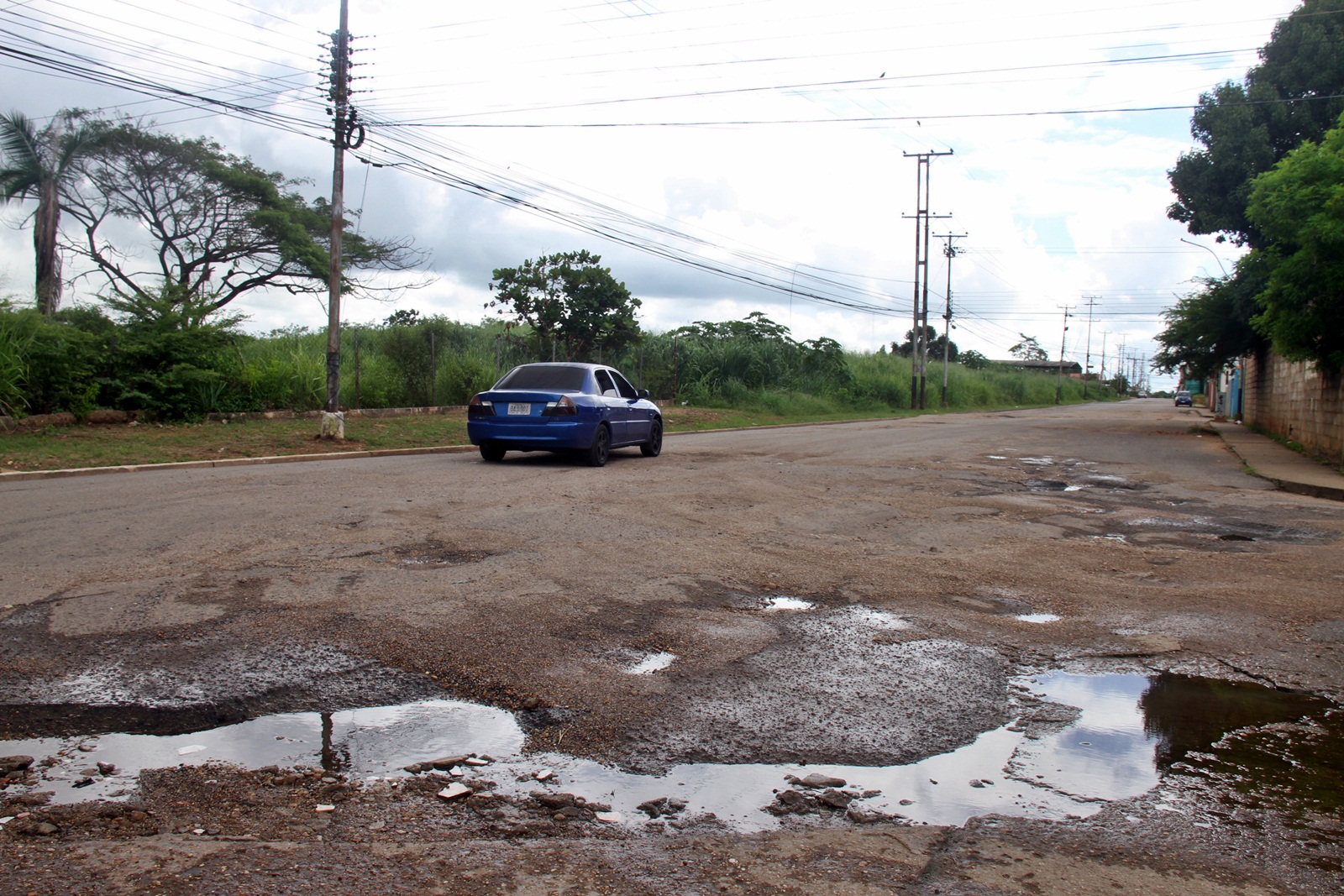 Llena de cráteres esta la principal de Las Garzas y Las Cayenas en Maturín