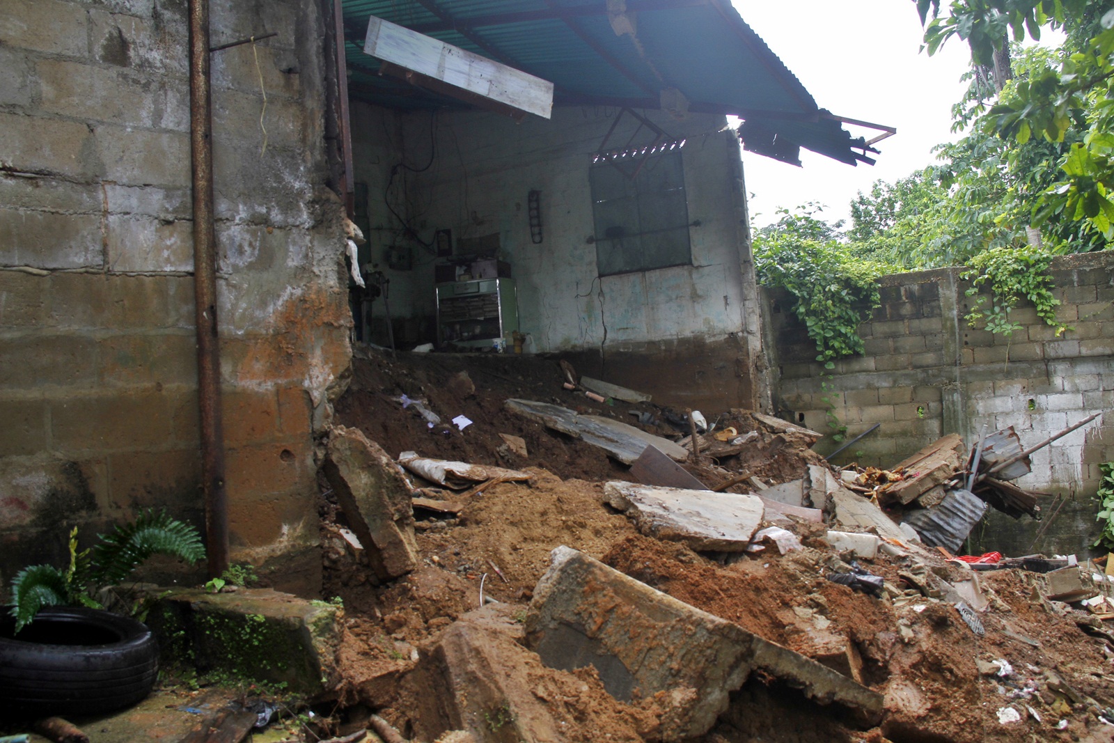 Intensas lluvias provocaron derrumbe de una vivienda en la Calle Colombia con Bomboná