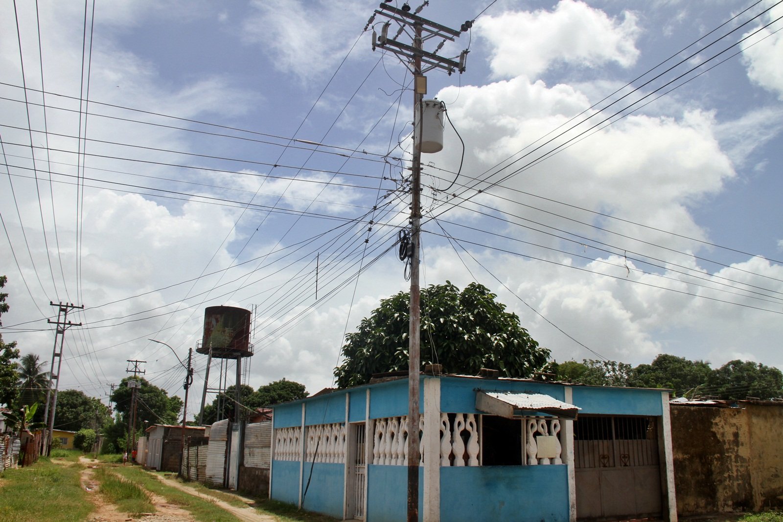 Vecinos de La Juventud en Maturín llevan dos meses sin luz 220 por falla en transformador