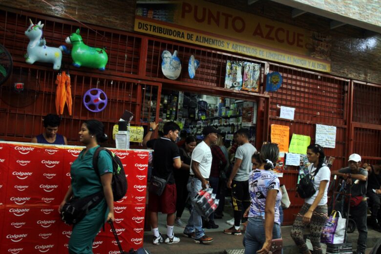 Los comercios de comida y mercados populares presentaron alta afluencia de compradores