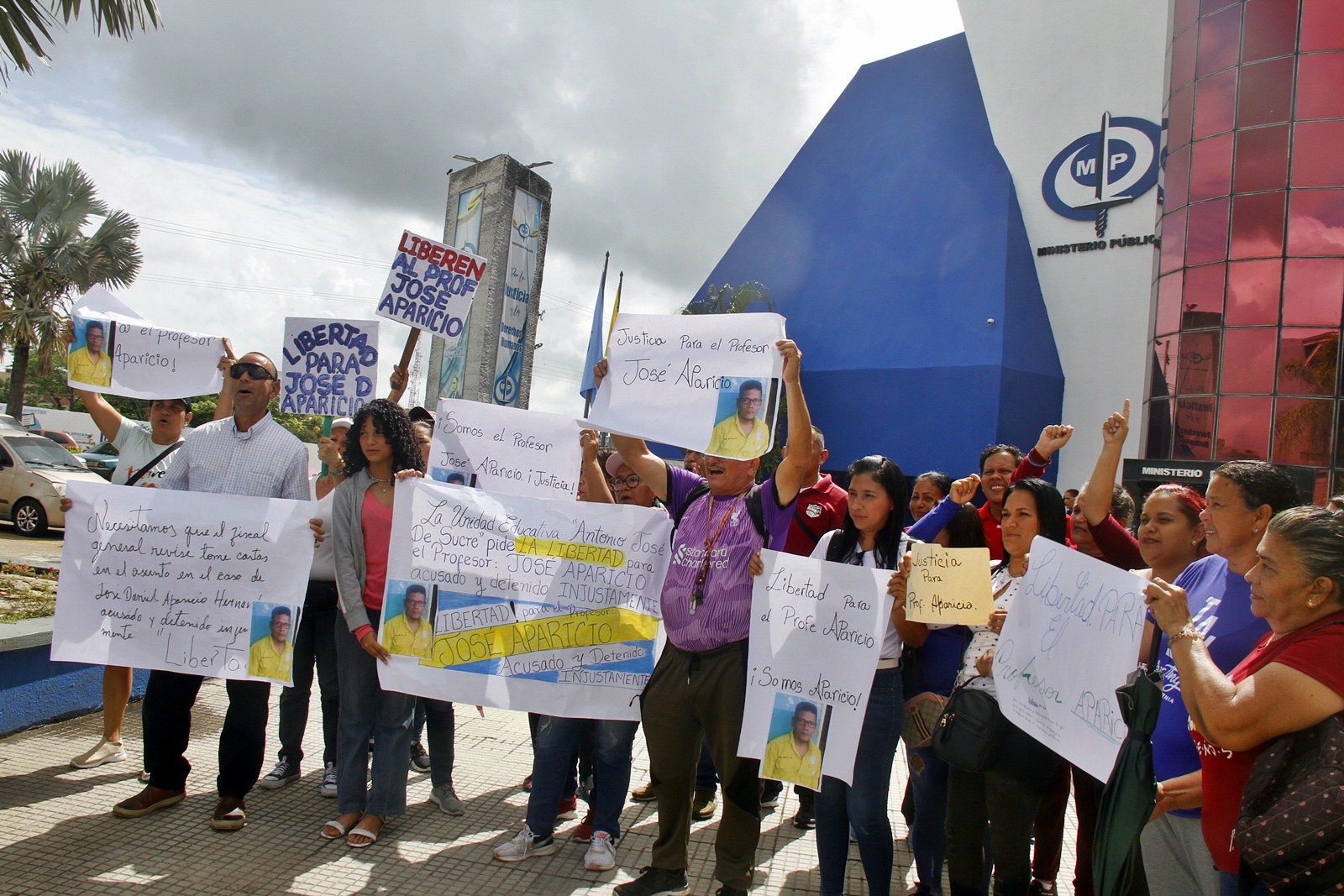 Profesores y representantes del liceo Antonio José de Sucre exigen justicia para el profesor José Daniel Aparicio