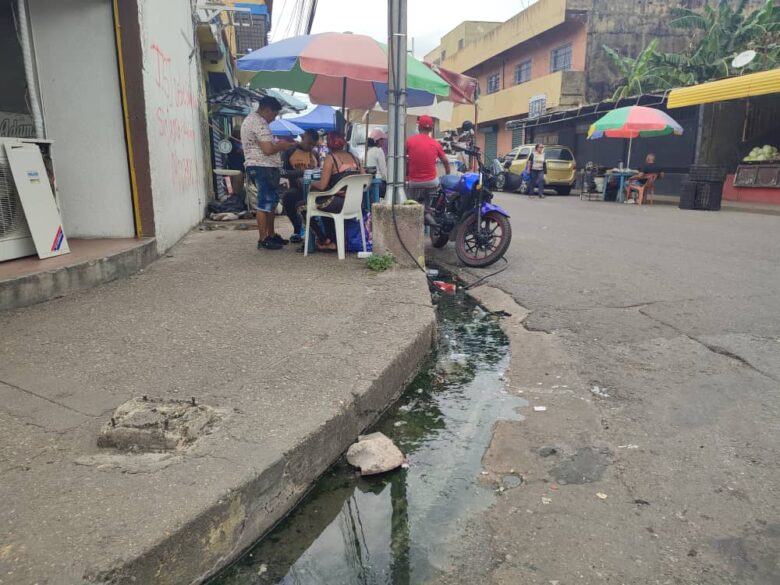 Trabajadores del Mercado Viejo denuncian condiciones insalubres por aguas negras desbordadas