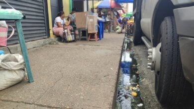 Trabajadores del Mercado Viejo denuncian condiciones insalubres por aguas negras desbordadas