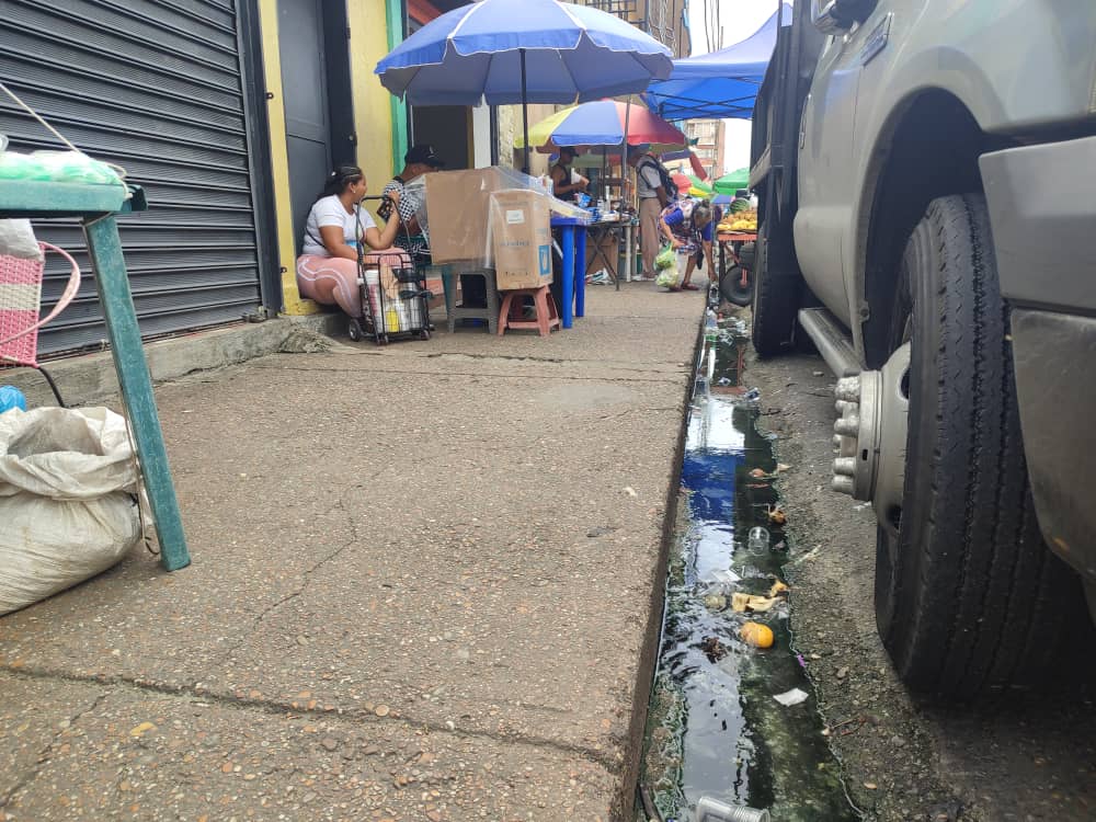 Trabajadores del Mercado Viejo denuncian condiciones insalubres por aguas negras desbordadas