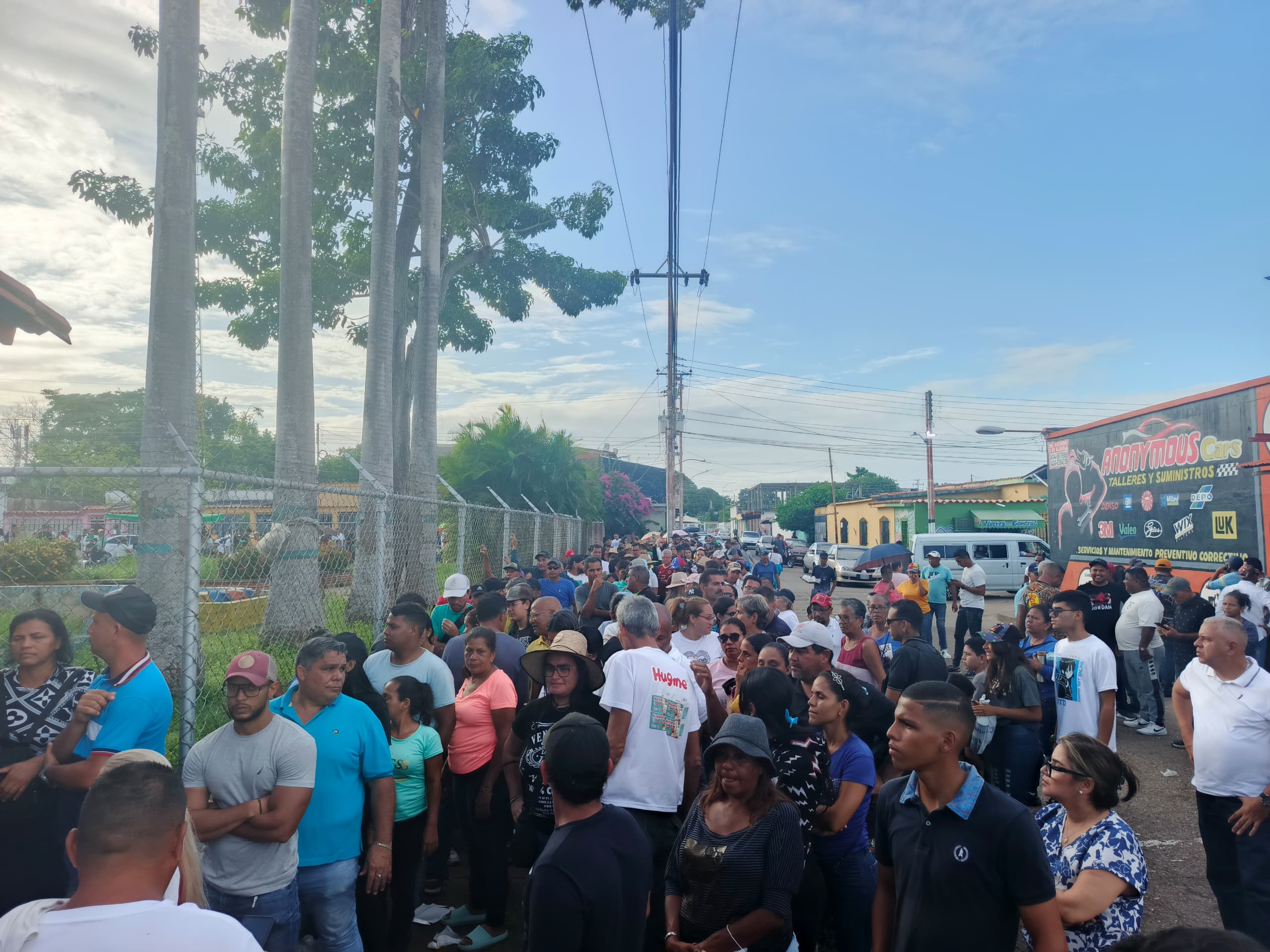 hay gran asistencia de electores que llevan más de doce horas en la cola esperando ejercer su derecho al voto