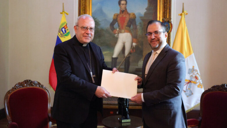 Canciller Gil recibe al nuevo Nuncio Apostólico designado por el Papa