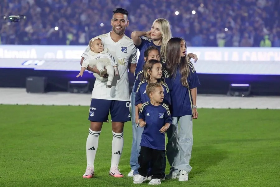 Falcao salió a la cancha acompañado por su esposa, Lorelei Tarón, y sus cinco hijos en medio del júbilo del público