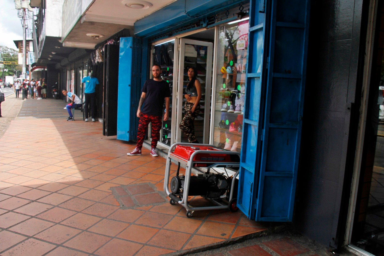 Interrupciones de electricidad sigue afectando a comerciantes y residentes en Maturín