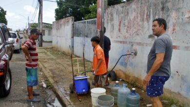 Como camellos están los vecinos de Brisas del Aeropuerto tras 15 días sin agua