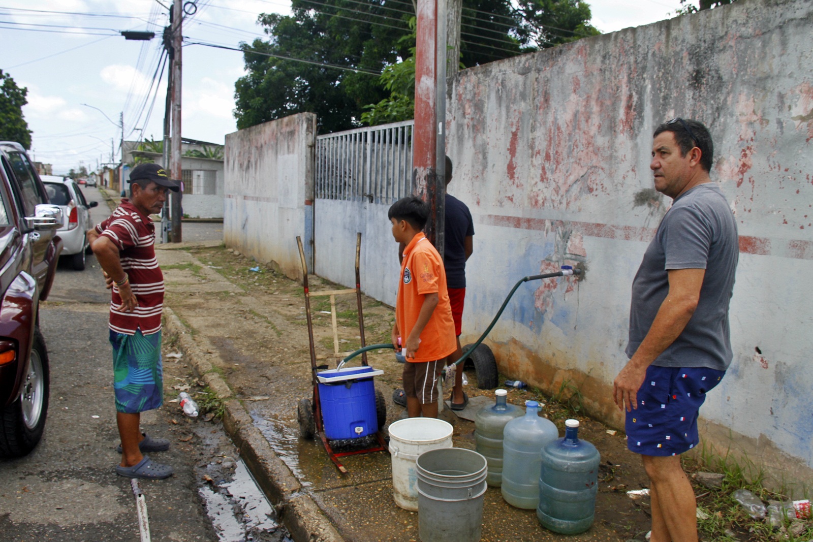 Como camellos están los vecinos de Brisas del Aeropuerto tras 15 días sin agua