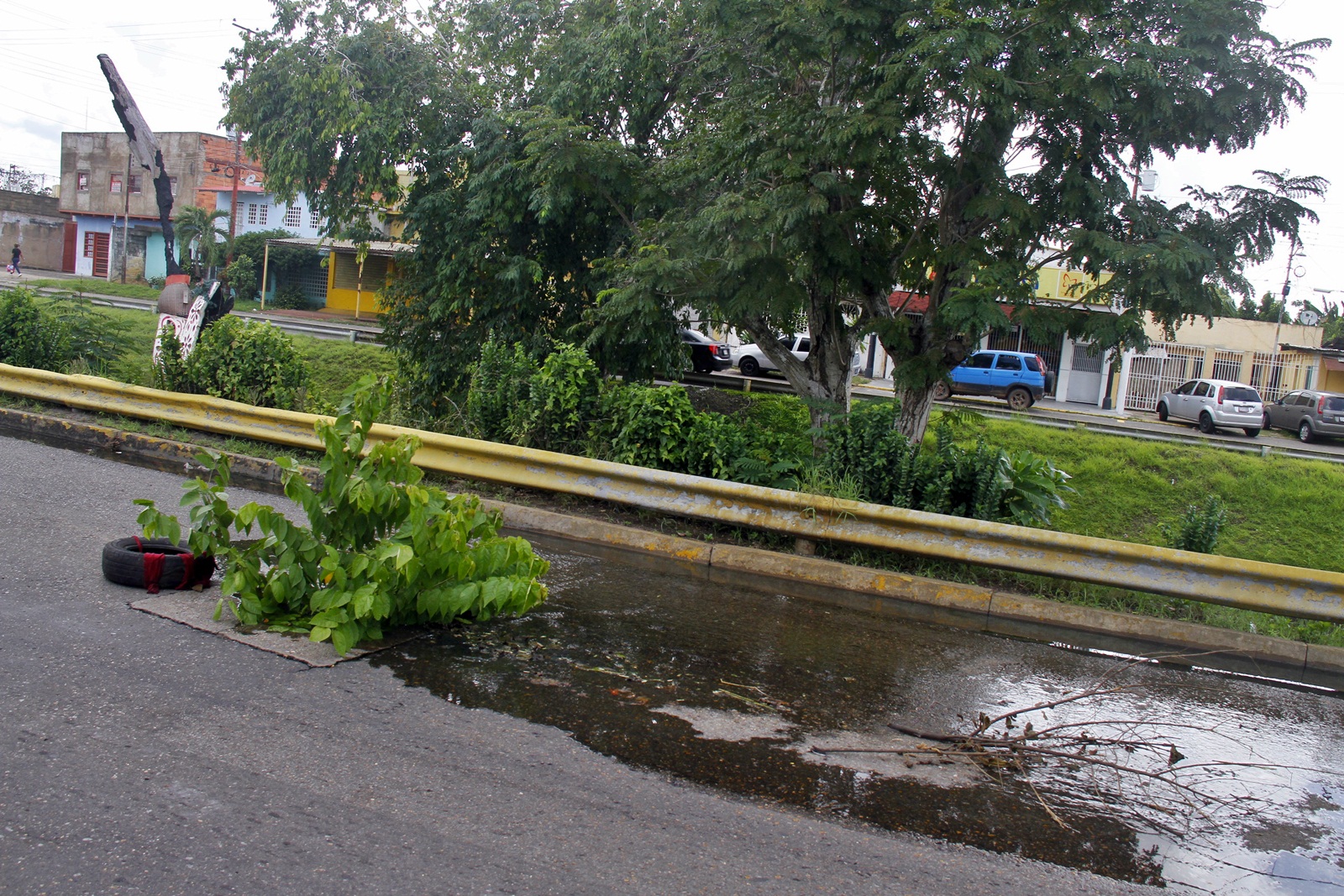 Tres meses tiene una alcantarilla desbordada en la avenida Orinoco Maturín