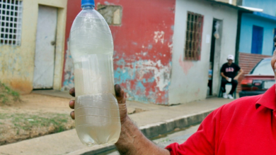 Agua turbia por las tuberías y con malos olor habitantes de Los Guaros