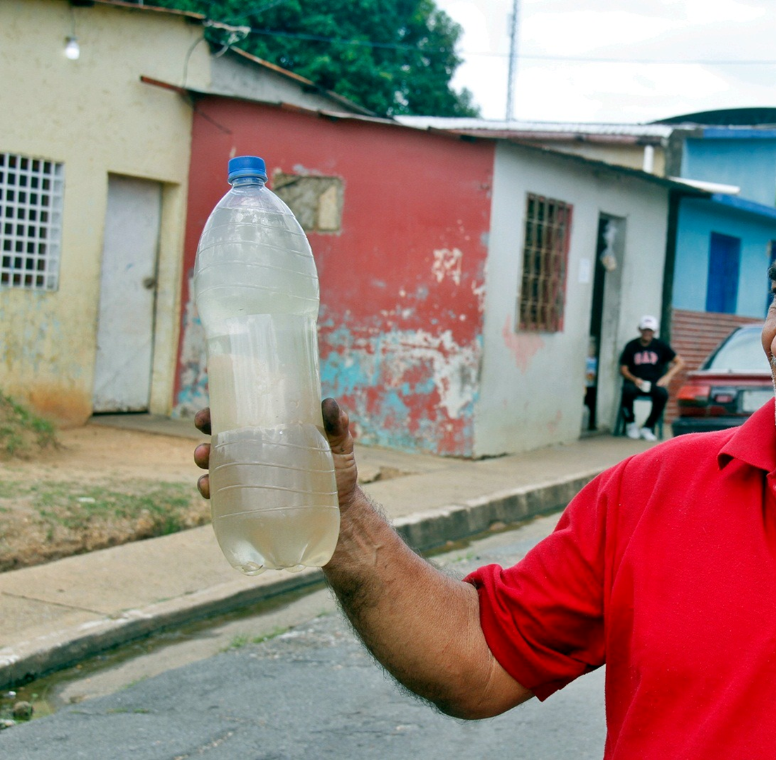 Agua turbia por las tuberías y con malos olor habitantes de Los Guaros