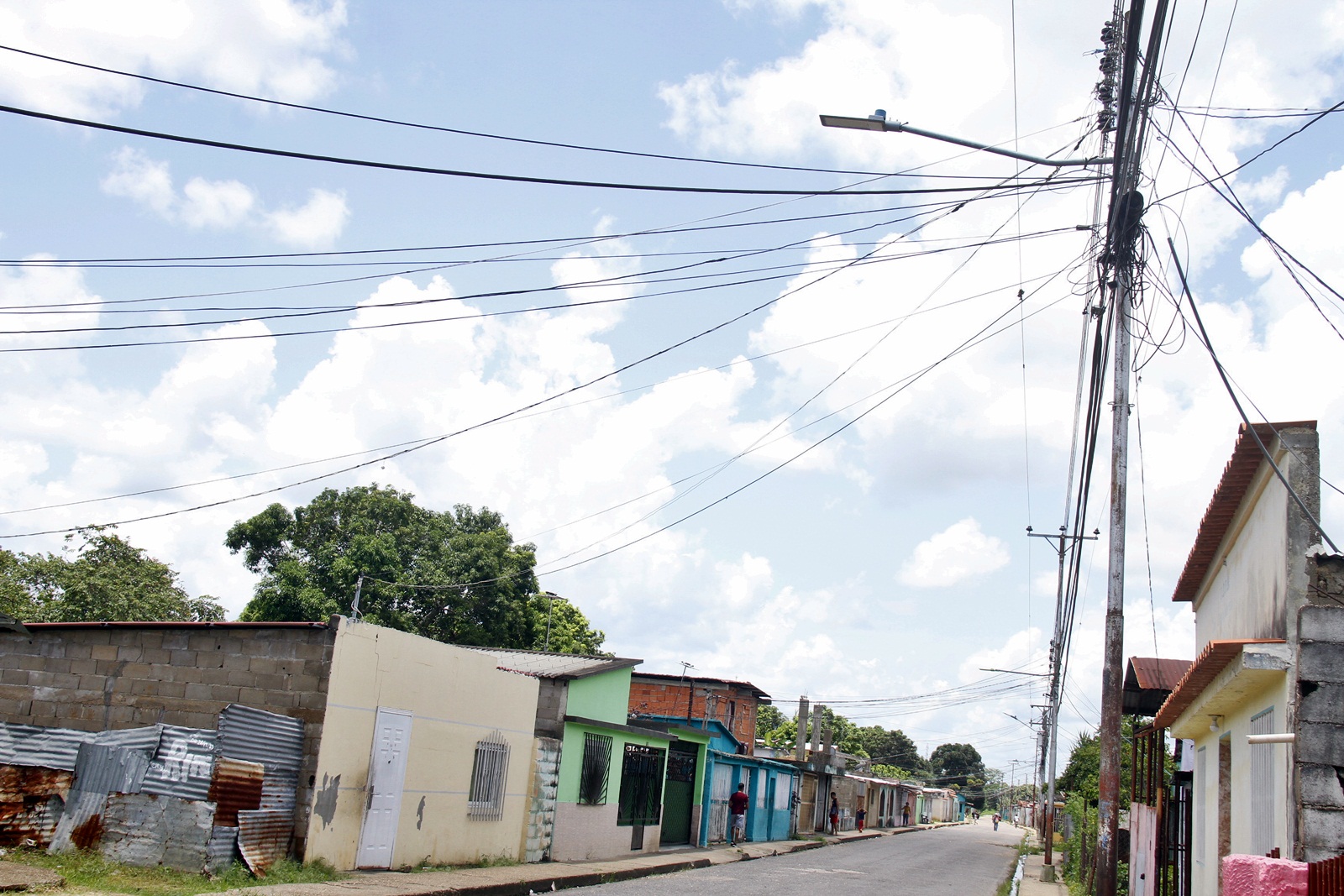 Reportan 10 horas sin luz en el sector Pinto Salinas de Maturín