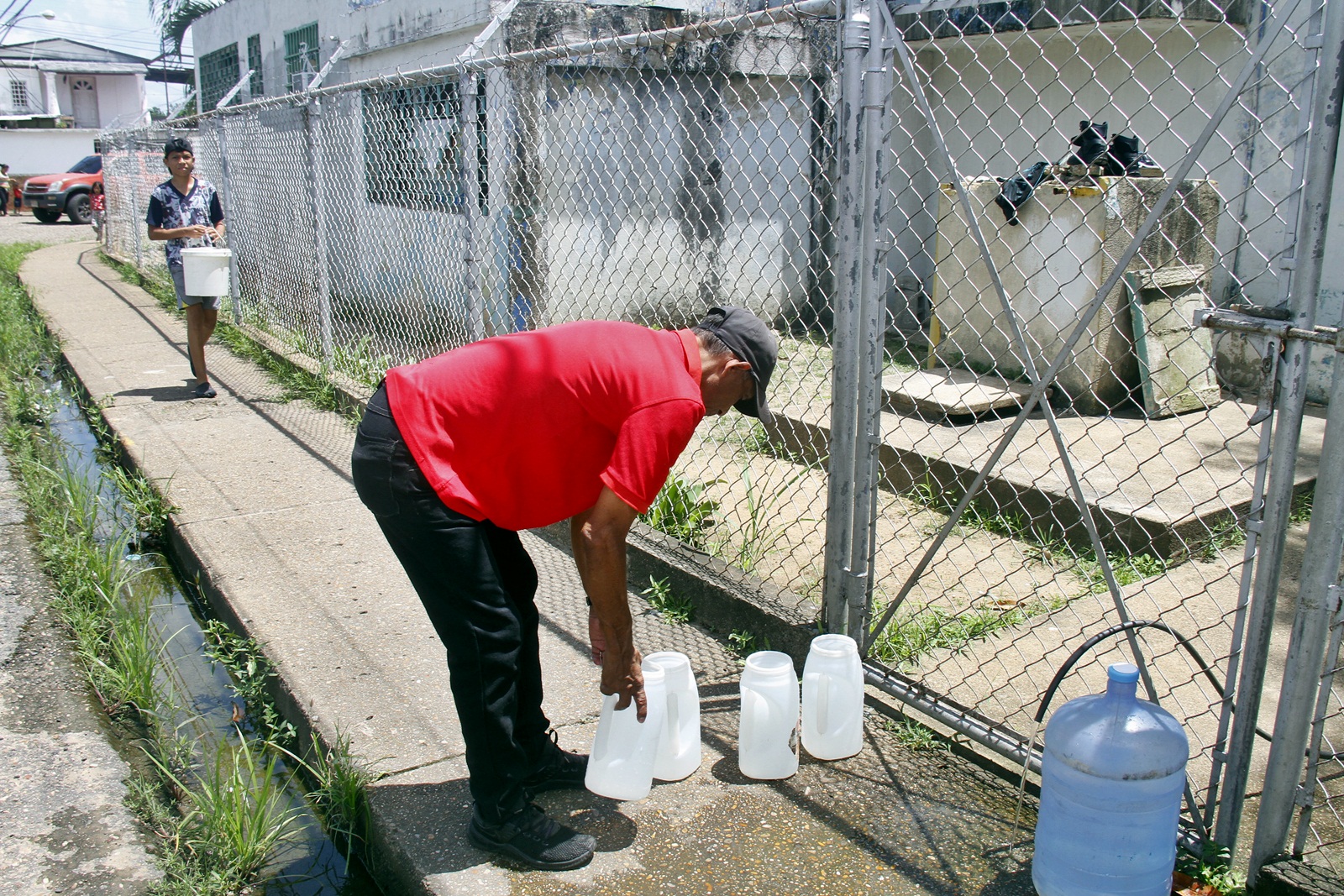 Habitantes de la calle El Tubo en Maturín denuncian escasez de agua por tuberías