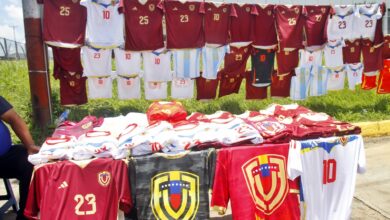 Vendedores de distintos estados llegan a Maturín con camisetas y gorras de La Vinotinto