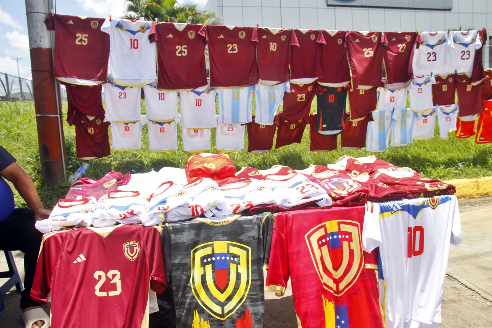 Vendedores de distintos estados llegan a Maturín con camisetas y gorras de La Vinotinto