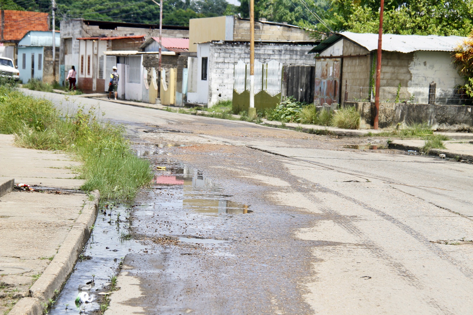 Denuncian bote de aguas negras y blancas en el sector Barrio Morichal de Maturín