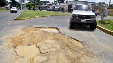 Conductores alertan sobre peligroso hueco en la redoma de los Cortijos