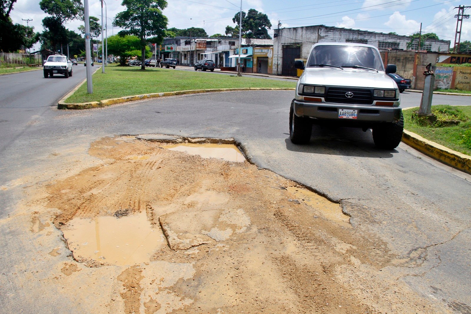 Conductores alertan sobre peligroso hueco en la redoma de los Cortijos