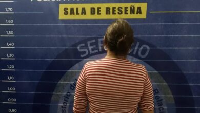 Detienen a Directora de un colegio por presuntamente sacar 7 rollos de mantos asfálticos del plantel