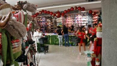 Como mínimo 100 dólares debe tener un maturinés para decorar su árbol navideño