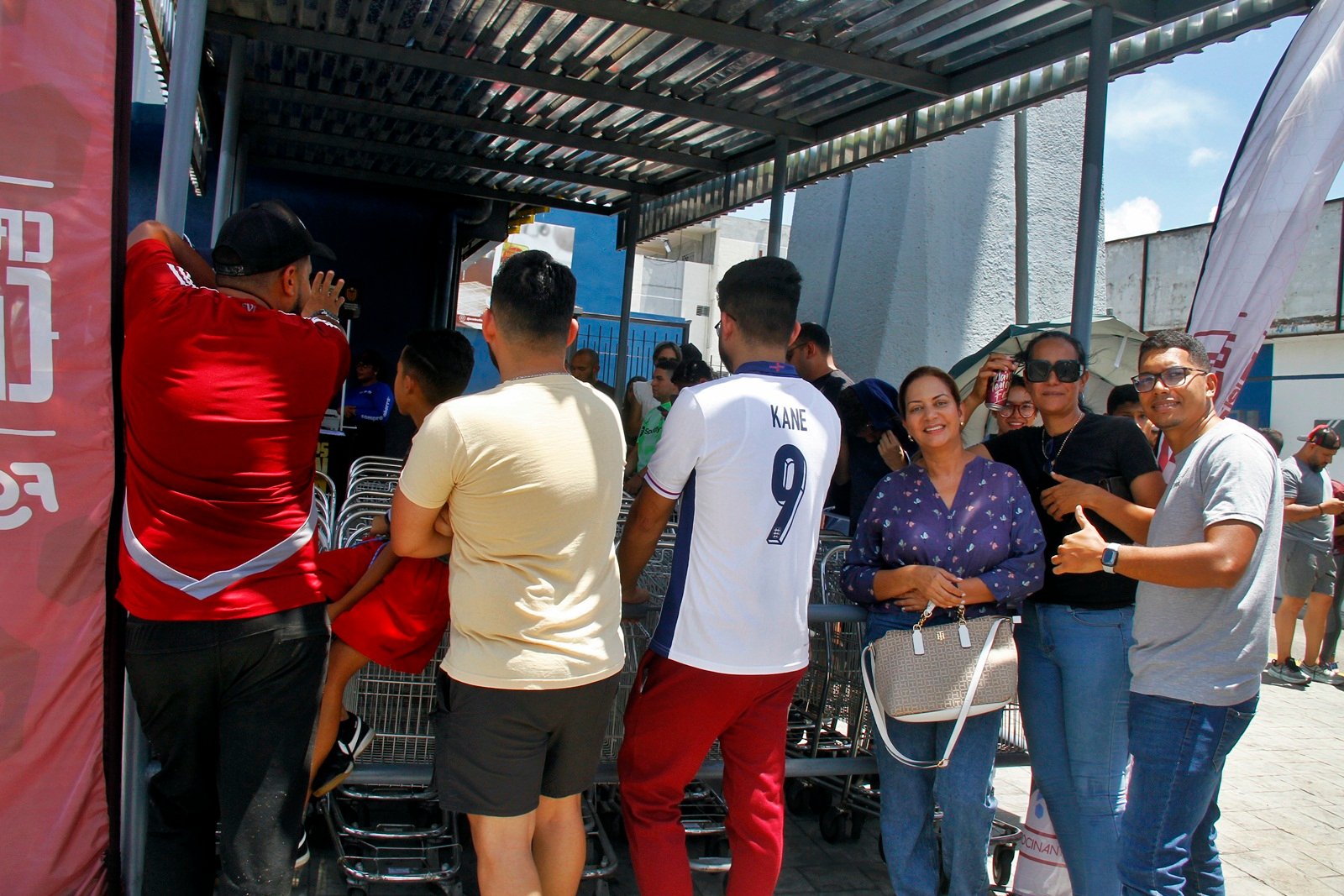 Fiebre Vinotinto: aficionados en plena pepa de sol hacen cola para las entradas del juego entre La Vinotinto y Argentina