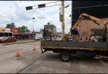 Reparan semáforos en Las Cayenas, avenida Juncal y plaza 7 La alcaldesa Ana Fuentes ha solicitado acelerar los trabajos técnicos en aquellos puntos de la ciudad donde se han dañado los controladores de tráfico Kendrick Hermoso/Prensa Alcaldía de Maturín.- Cuadrillas de la Dirección de Transporte y Vialidad de la Alcaldía de Maturín se desplegaron, este lunes 9 de septiembre, para continuar las reparaciones en la red de semáforos de la ciudad. El primer punto de labores fue ubicado en la avenida Bolívar con calle Girardot, frente a la plaza 7. Seguidamente, se trasladaron hasta los semáforos localizados en la avenida Juncal con calle Barreto y con calle Azcúe. Finalmente, sustituyeron un foco de color rojo del semáforo de Las Cayenas, en la avenida Bella Vista. Estas labores se suman a las reparaciones ejecutadas el pasado domingo, cuando se activaron los semáforos de las entradas de Alto Paramaconi, Las Cocuizas, frente al Terminal y frente al edificio El Tama.