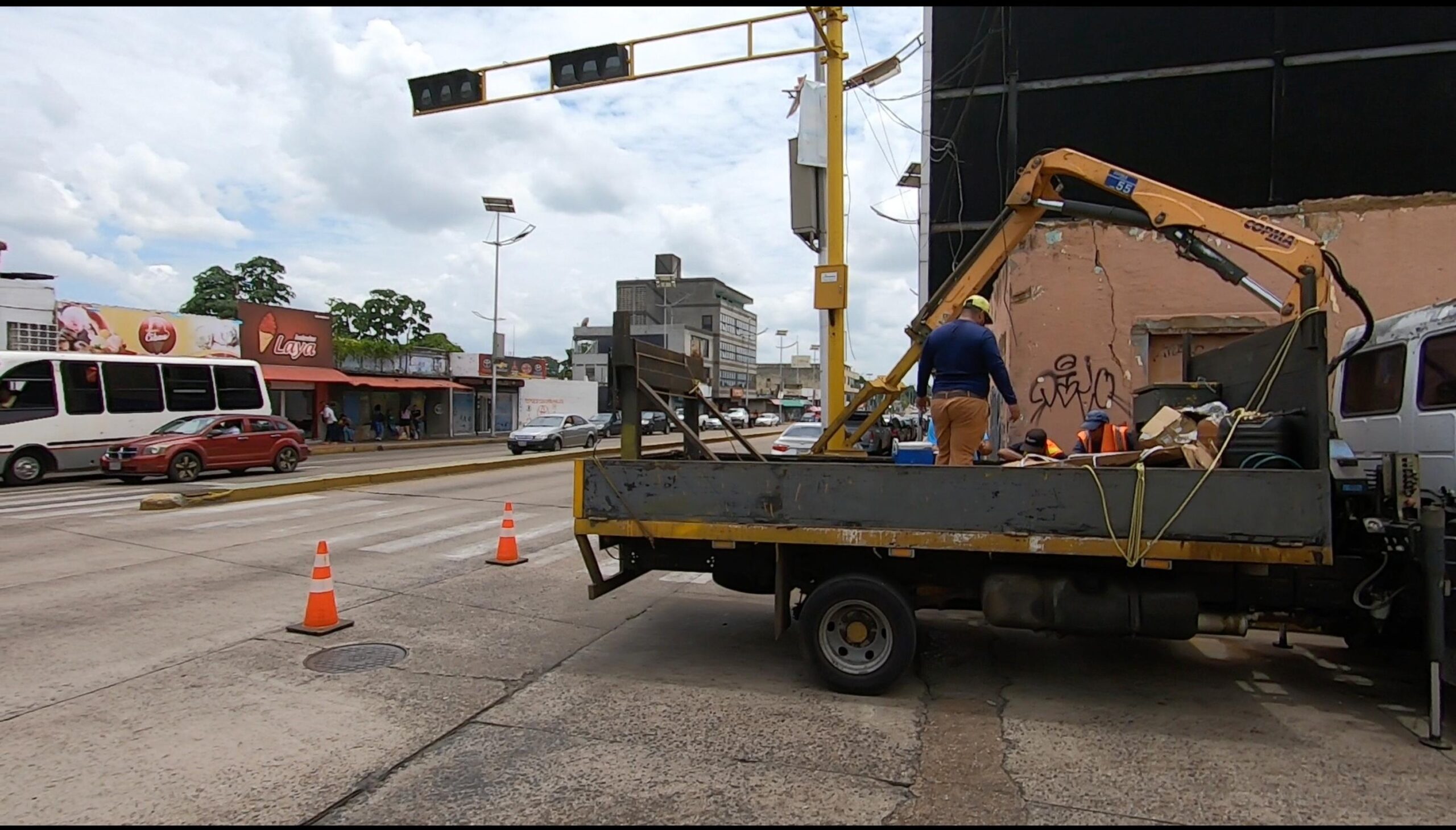 Reparan semáforos en Las Cayenas, avenida Juncal y plaza 7 La alcaldesa Ana Fuentes ha solicitado acelerar los trabajos técnicos en aquellos puntos de la ciudad donde se han dañado los controladores de tráfico Kendrick Hermoso/Prensa Alcaldía de Maturín.- Cuadrillas de la Dirección de Transporte y Vialidad de la Alcaldía de Maturín se desplegaron, este lunes 9 de septiembre, para continuar las reparaciones en la red de semáforos de la ciudad. El primer punto de labores fue ubicado en la avenida Bolívar con calle Girardot, frente a la plaza 7. Seguidamente, se trasladaron hasta los semáforos localizados en la avenida Juncal con calle Barreto y con calle Azcúe. Finalmente, sustituyeron un foco de color rojo del semáforo de Las Cayenas, en la avenida Bella Vista. Estas labores se suman a las reparaciones ejecutadas el pasado domingo, cuando se activaron los semáforos de las entradas de Alto Paramaconi, Las Cocuizas, frente al Terminal y frente al edificio El Tama.