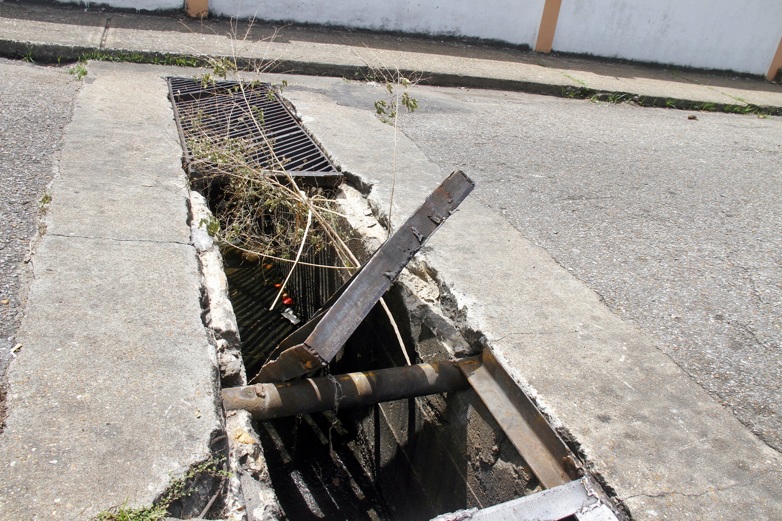 Conductores en alerta por alcantarilla peligrosa en la Calle Monagas a la altura del liceo Sanz