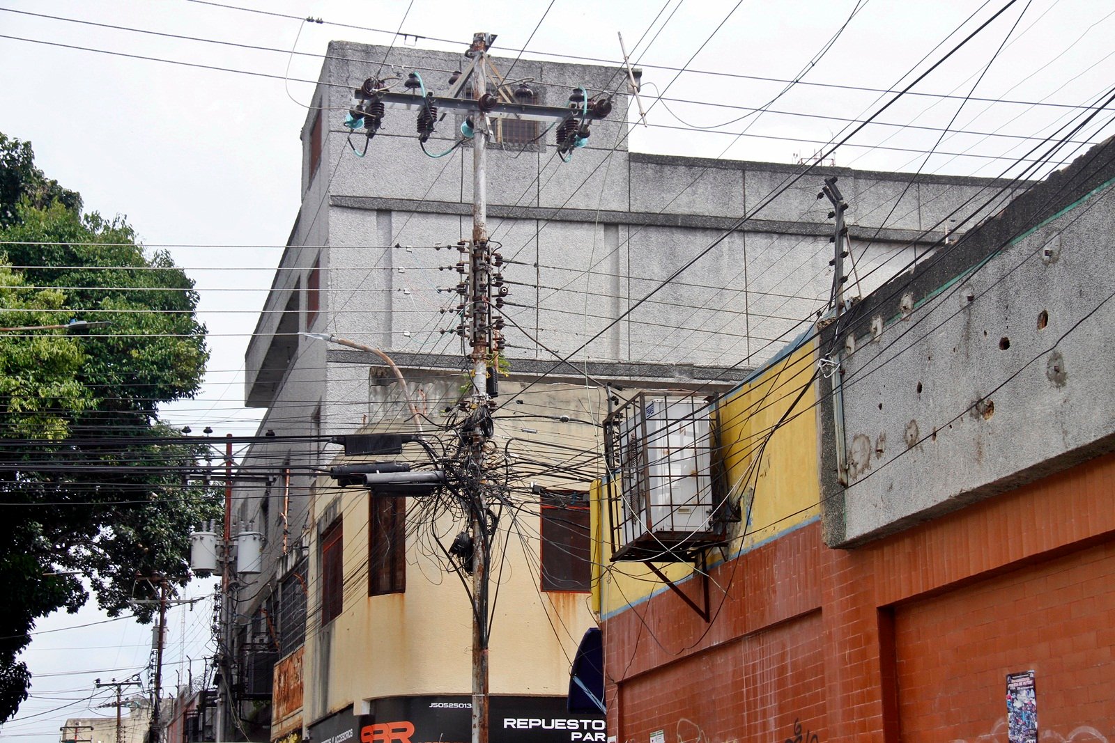 Por fallas eléctricas están sin luz 40 negocios de la calle Rojas en Maturín