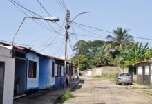 Habitantes de Brisas de La Floresta continúan pasando las de caín con el servicio eléctrico