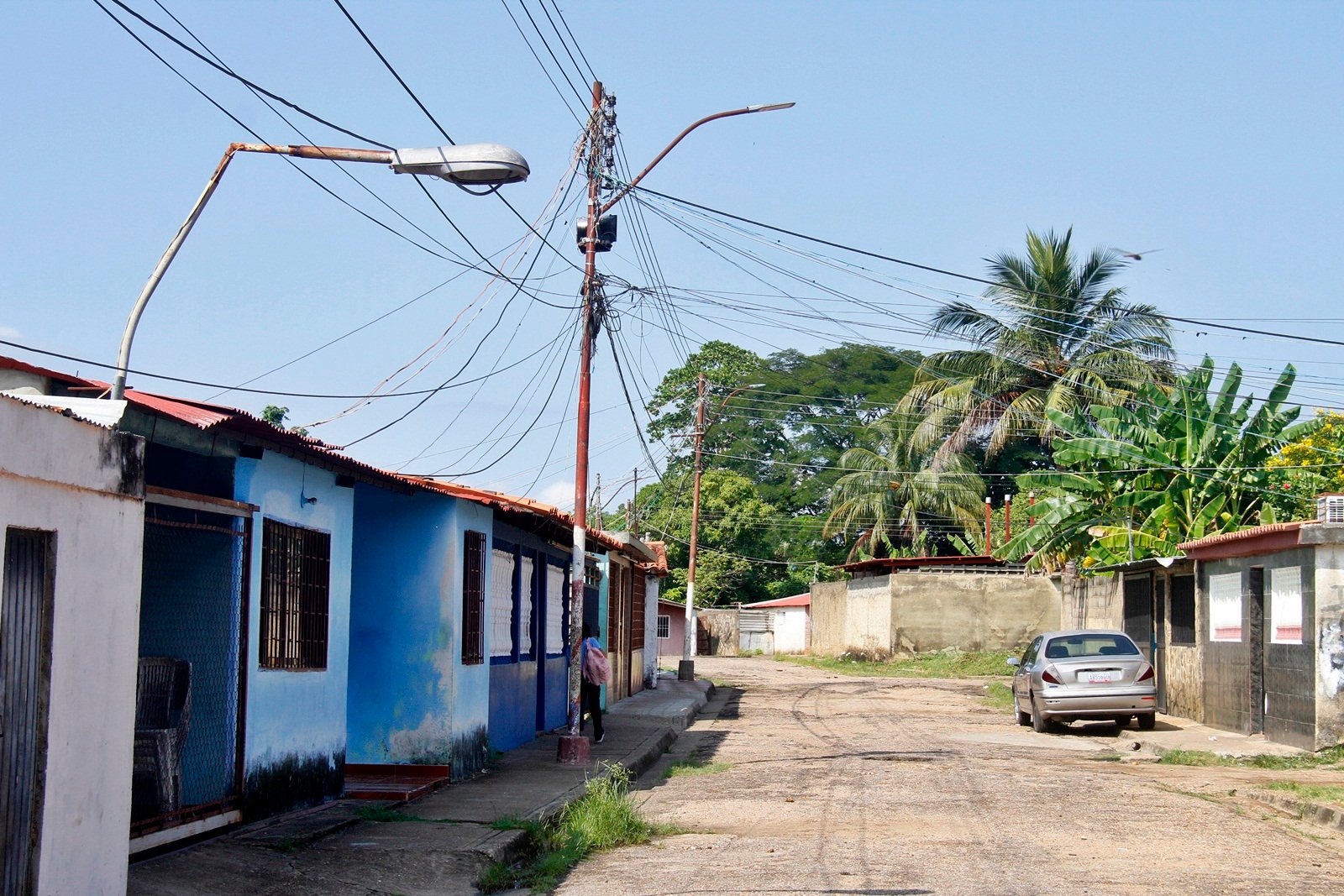 Habitantes de Brisas de La Floresta continúan pasando las de caín con el servicio eléctrico