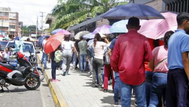 Padres y representantes de la Vicente Salias se quejan por larga cola para retirar a sus hijos