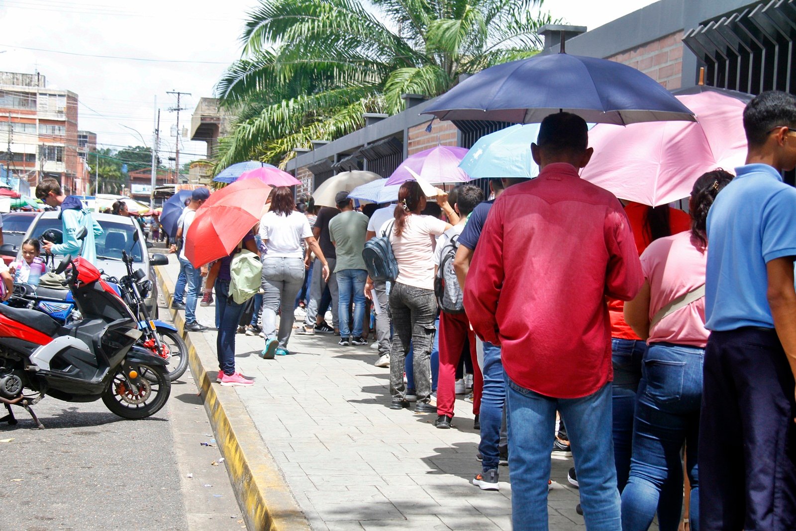 Padres y representantes de la Vicente Salias se quejan por larga cola para retirar a sus hijos