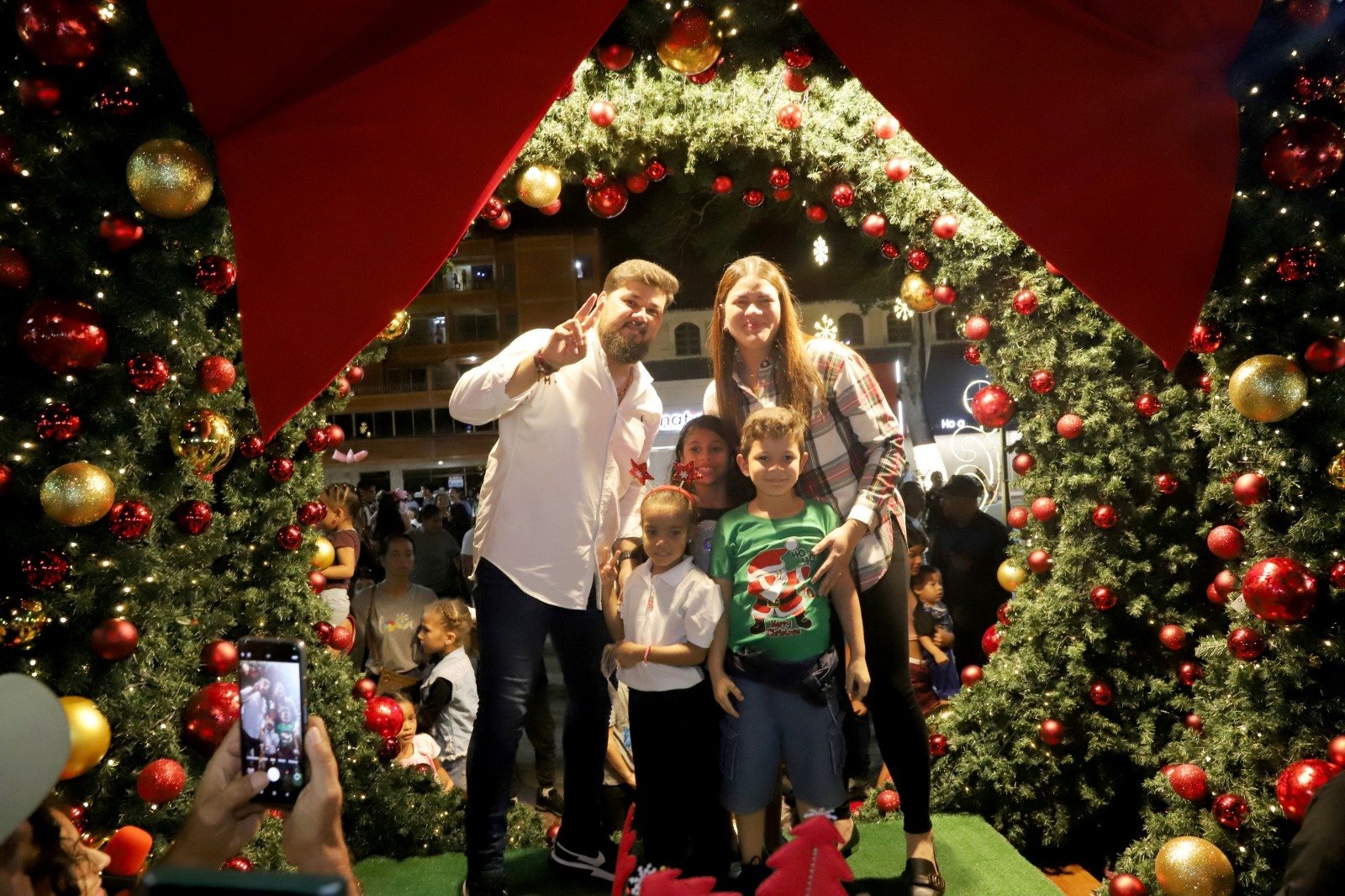 El gobernador Ernesto Luna y la alcaldesa Ana Fuentes encabezaron el encendido navideño