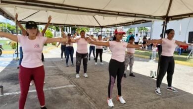 Polimaturín cierra sensibilización  del Mes Rosa con una bailoterapia (Prensa Polimaturín/ Ruth Mary Balbás).- Luego de una semana de programación, en conmemoración del Mes Rosa, en la Policía Municipal, esta mañana se dio el cierre de estas actividades con una mañana de bailoterapia , en la que las féminas de este cuerpo policial pudieron disfrutar de un rato ameno y muy agradable. El director de Polimaturín, comisario general Antonio Pérez Luis, destacó que varias fueron  las programaciones que se realizaron en la institución, en la que se vieron involucradas, las oficinas de Atención al Ciudadano, Secretaría de Igualdad y Equidad de Género, asimismo la coordinación de Violencia Contra la Mujer, asesoría Legal y Atención Integral a la Mujer, quienes en conjunto, fueron las encargadas de dar paso a esta celebración. Con todas estas actividades de prevención y sensibilización, se da por finalizada la programación que se realizó en el marco del mes de concienciación sobre el cáncer de mama.