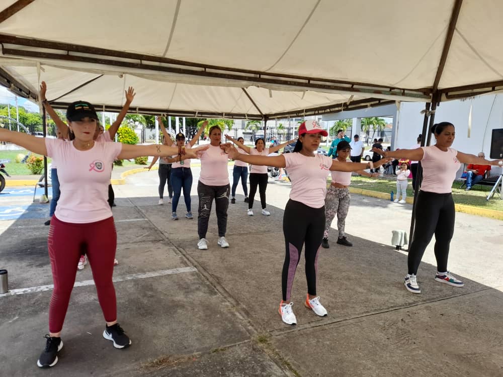 Polimaturín cierra sensibilización  del Mes Rosa con una bailoterapia (Prensa Polimaturín/ Ruth Mary Balbás).- Luego de una semana de programación, en conmemoración del Mes Rosa, en la Policía Municipal, esta mañana se dio el cierre de estas actividades con una mañana de bailoterapia , en la que las féminas de este cuerpo policial pudieron disfrutar de un rato ameno y muy agradable. El director de Polimaturín, comisario general Antonio Pérez Luis, destacó que varias fueron  las programaciones que se realizaron en la institución, en la que se vieron involucradas, las oficinas de Atención al Ciudadano, Secretaría de Igualdad y Equidad de Género, asimismo la coordinación de Violencia Contra la Mujer, asesoría Legal y Atención Integral a la Mujer, quienes en conjunto, fueron las encargadas de dar paso a esta celebración. Con todas estas actividades de prevención y sensibilización, se da por finalizada la programación que se realizó en el marco del mes de concienciación sobre el cáncer de mama.