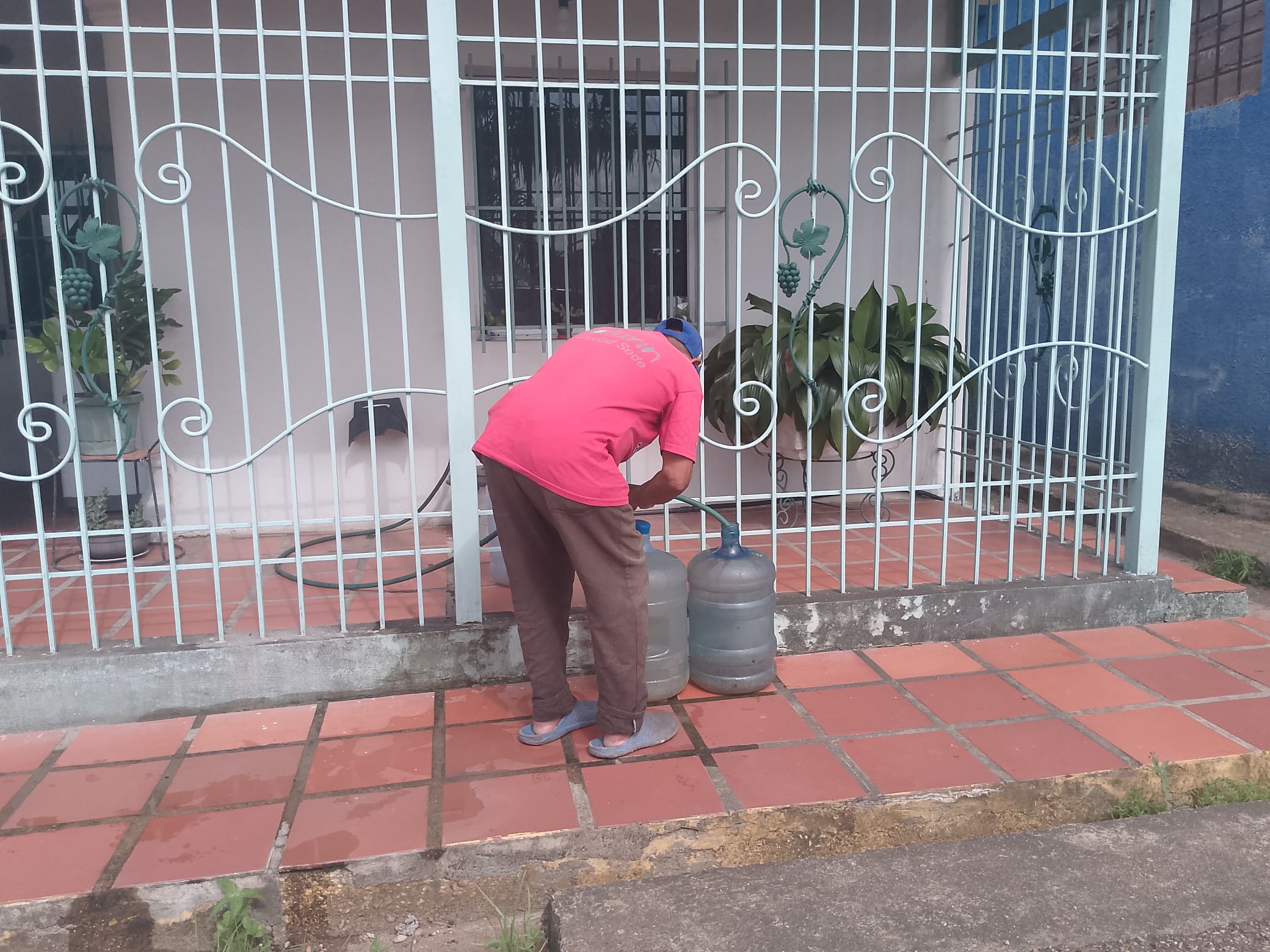 Vecinos de Los Godos aseguran que luchan a diaria por el agua