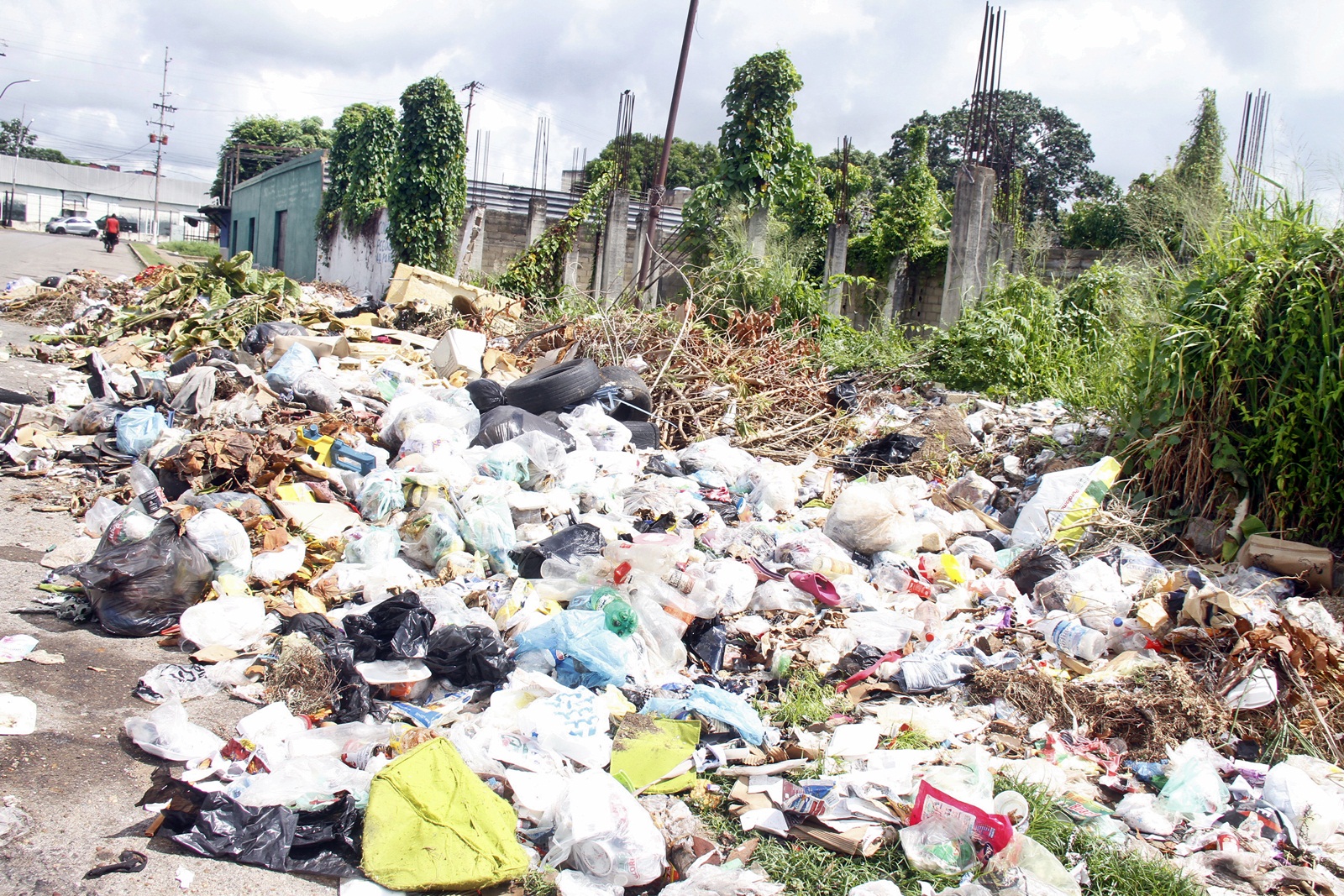 Hundidos en basura y sin agua están vecinos de 23 de Enero en Maturín