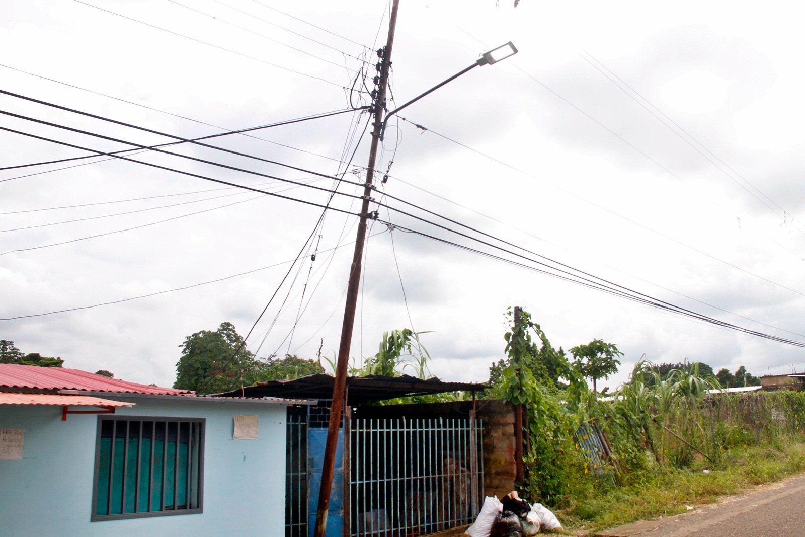 En alerta vecinos del sector La Cruz de la Paloma por malas condiciones del tendido eléctrico