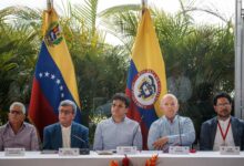 Delegación de guerrilla del ELN llega a Caracas para reunirse con el Gobierno de Petro