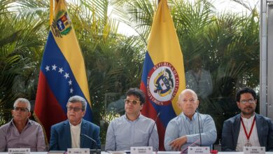 Delegación de guerrilla del ELN llega a Caracas para reunirse con el Gobierno de Petro