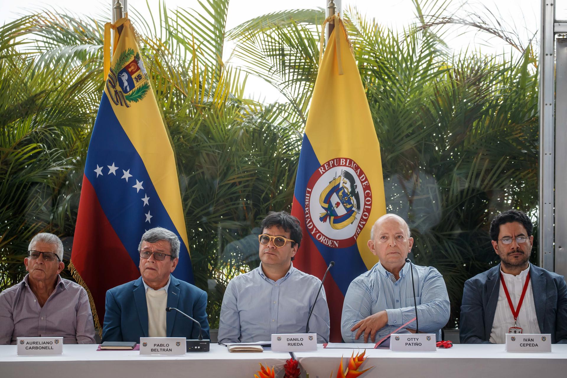 Delegación de guerrilla del ELN llega a Caracas para reunirse con el Gobierno de Petro