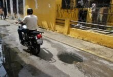 Reportan desborde de cloacas y acumulación de basura al final de la calle Monagas