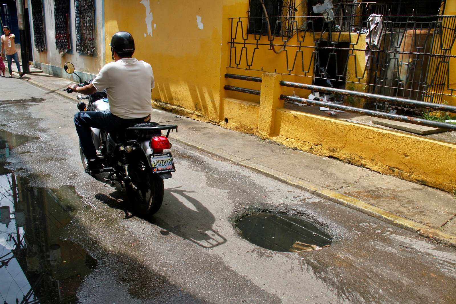 Reportan desborde de cloacas y acumulación de basura al final de la calle Monagas