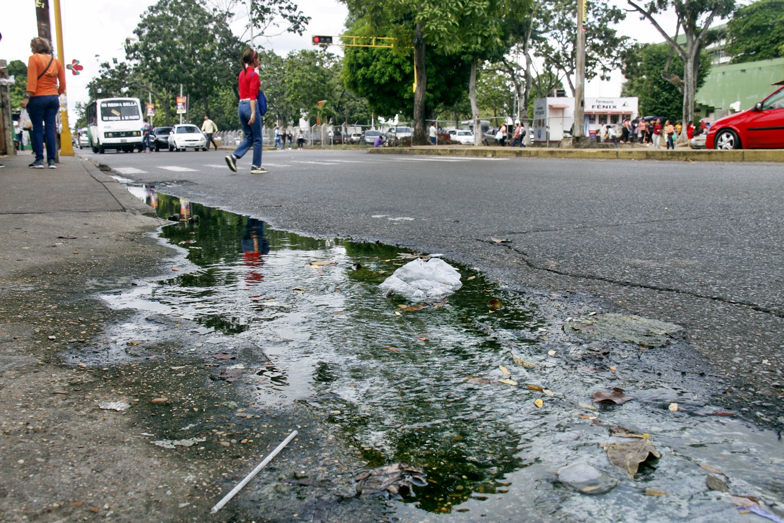 Denuncian colapso de alcantarilla frente del Humnt