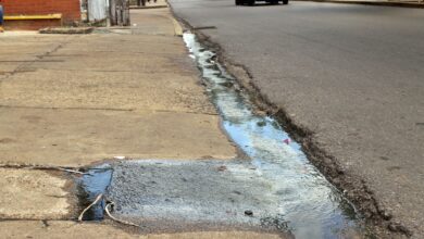 Reportan desborde de cloacas en plena avenida Bicentenario cerca de la plaza El Indio